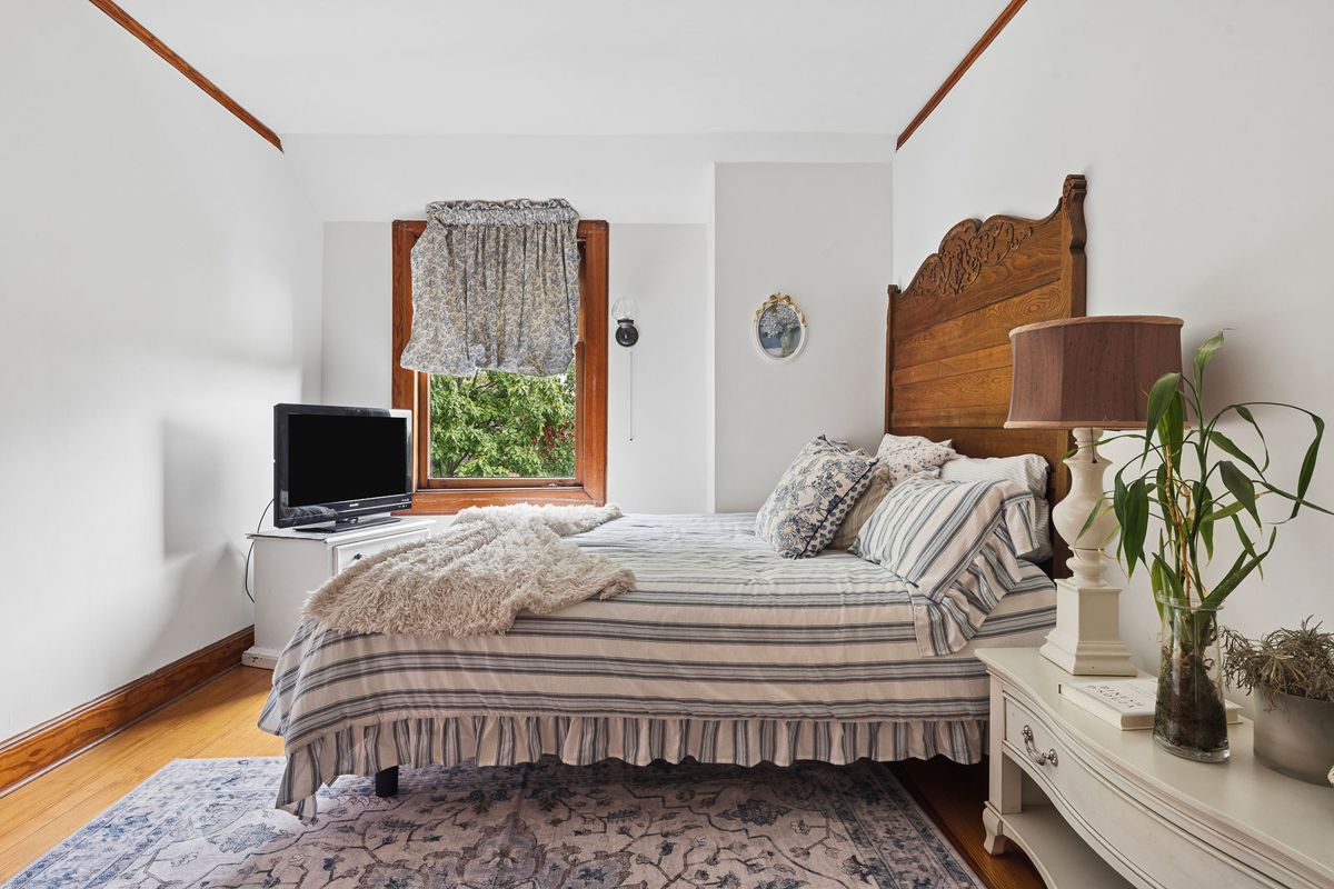 Bedroom beneath the eaves at 184 Upper Mountain Avenue