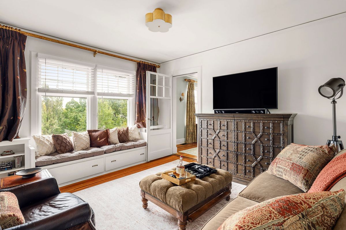 Upstairs sitting room with a long window seat at 184 Upper Mountain Avenue